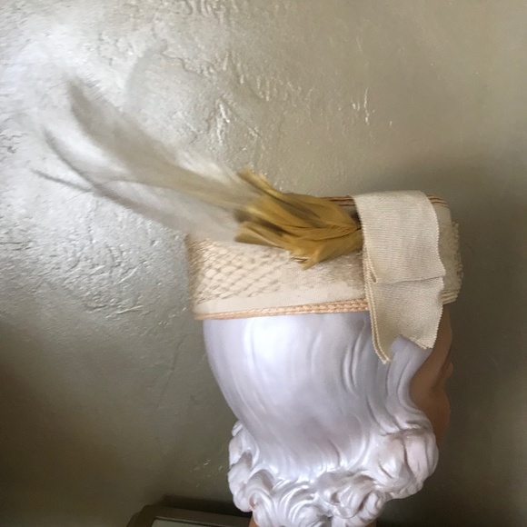 CAPTIVATING 1930s\' NATURAL COLOR STRAW TOQUE WITH GROSGRAIN TRIM + LONG FEATHERS main image 6